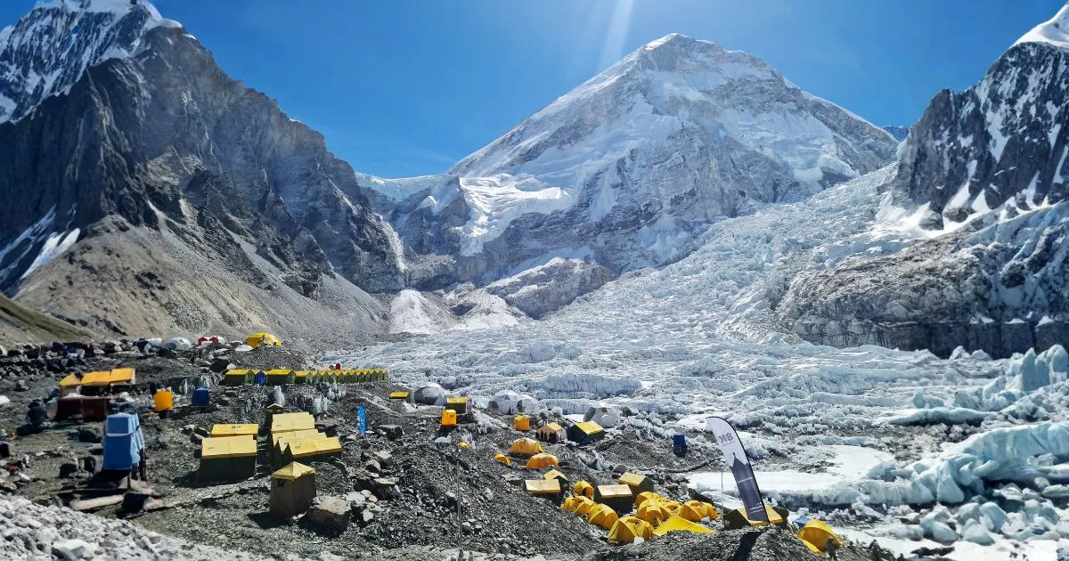 Tiendas de campaña de los montañistas en el campamento base del Everest en el distrito de Solukhumbu